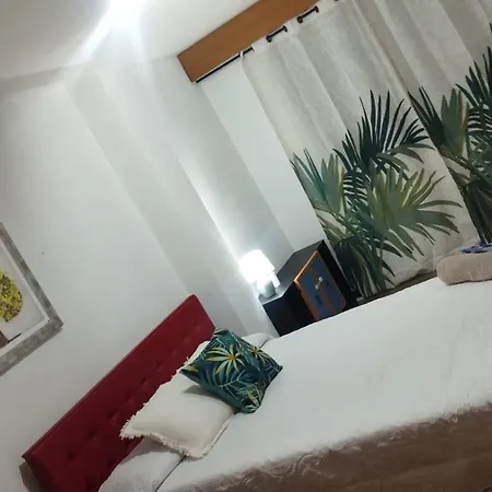 En Piso Compartido En アパート *